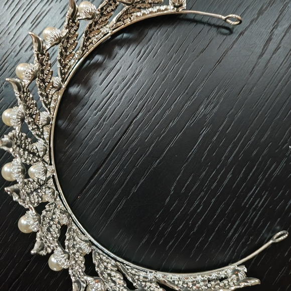 Sparkling Silver Tiara with Pearls